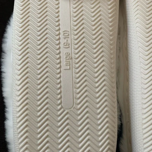 SAM & OLIVIA ladies white poly 3D flower slippers NWT in size Large (9-10) - Picture 7 of 9